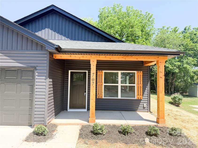 707 Robin Avenue, Kannapolis, NC 28081.  MLS# CAR4382666, YatesRealty ID 24435. Front porch 