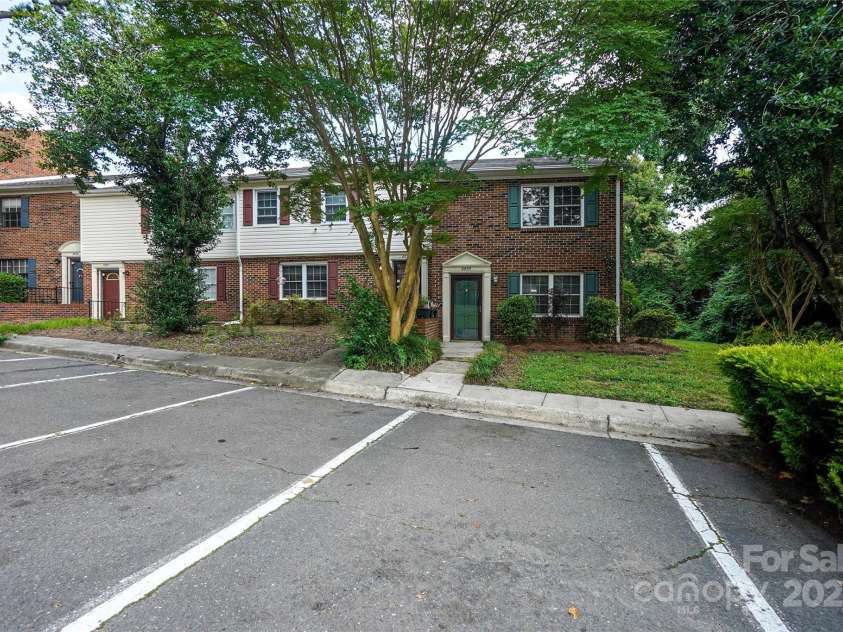 8835 Hunter Ridge Drive, Charlotte, NC 28226.  MLS# CAR4251538, YatesRealty ID 24436. 