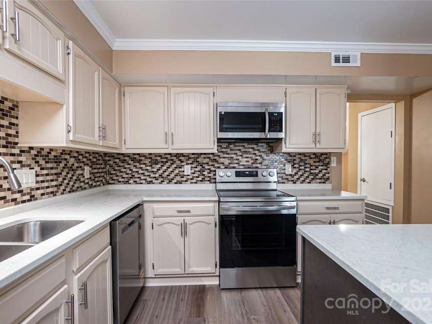 8835 Hunter Ridge Drive, Charlotte, NC 28226.  MLS# CAR4251538, YatesRealty ID 24436. All new appliances