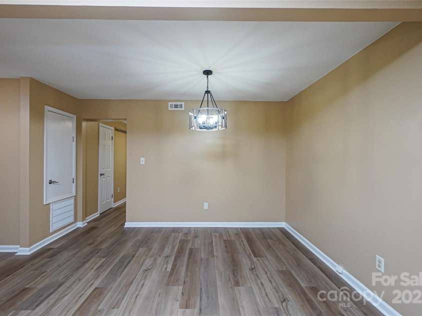 8835 Hunter Ridge Drive, Charlotte, NC 28226.  MLS# CAR4251538, YatesRealty ID 24436. Dining area towards the kitchen