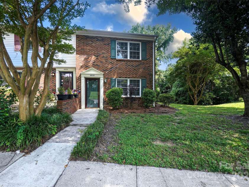 8835 Hunter Ridge Drive, Charlotte, NC 28226.  MLS# CAR4251538, YatesRealty ID 24436. Front Entrance - end unit