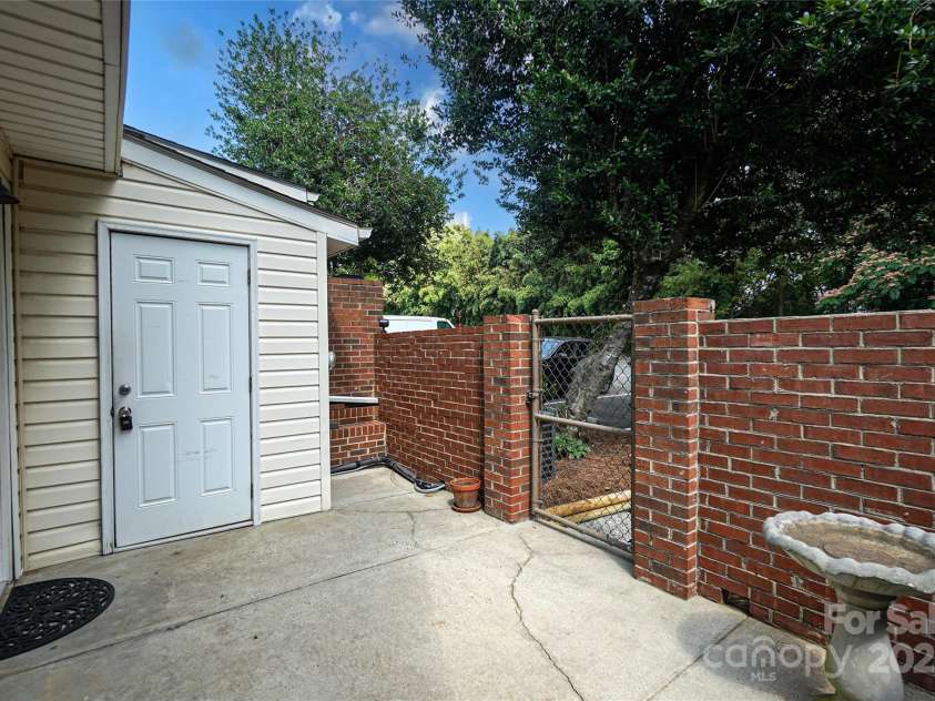 8835 Hunter Ridge Drive, Charlotte, NC 28226.  MLS# CAR4251538, YatesRealty ID 24436. Gated Patio
