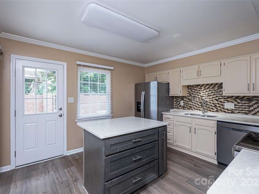 8835 Hunter Ridge Drive, Charlotte, NC 28226.  MLS# CAR4251538, YatesRealty ID 24436. Island provides great prep area and more storage