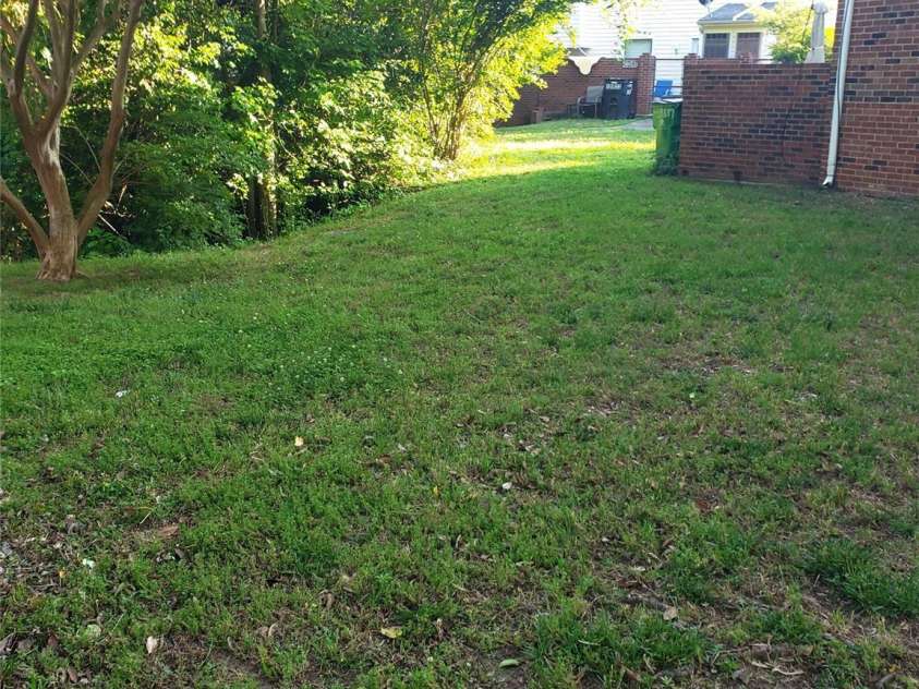 8835 Hunter Ridge Drive, Charlotte, NC 28226.  MLS# CAR4251538, YatesRealty ID 24436. Side yard