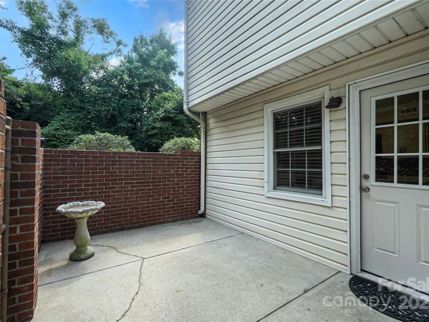 8835 Hunter Ridge Drive, Charlotte, NC 28226.  MLS# CAR4251538, YatesRealty ID 24436. Spacious patio