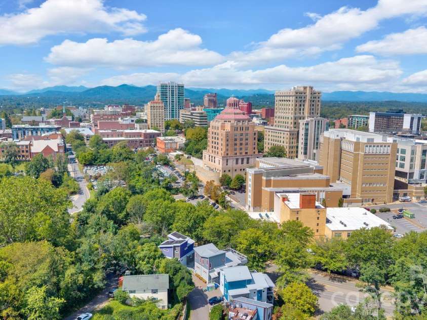 8 Birdhouse Row, Asheville, NC 28801.  MLS# CAR4384690, YatesRealty ID 24438. 