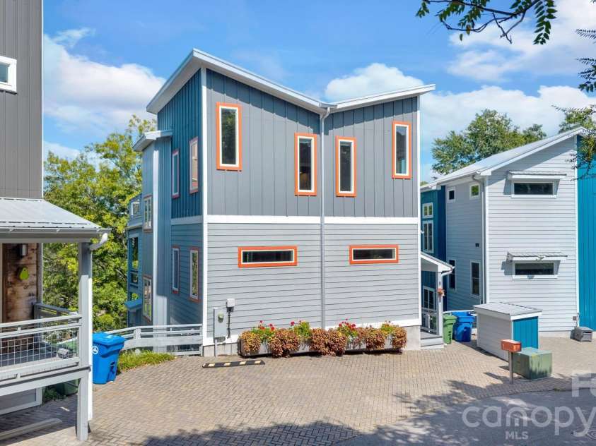 8 Birdhouse Row, Asheville, NC 28801.  MLS# CAR4384690, YatesRealty ID 24438. 