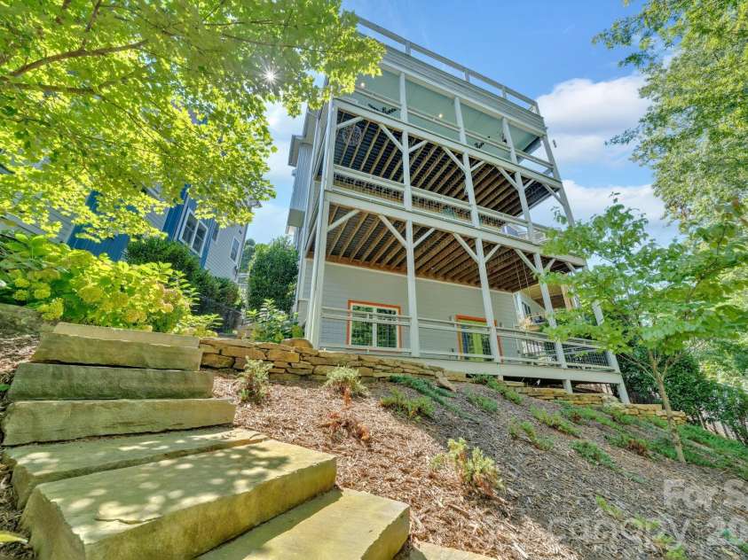 8 Birdhouse Row, Asheville, NC 28801.  MLS# CAR4384690, YatesRealty ID 24438. 