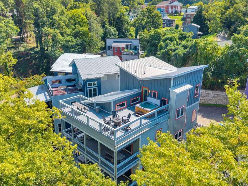 8 Birdhouse Row, Asheville, NC 28801.  MLS# CAR4384690, YatesRealty ID 24438. 