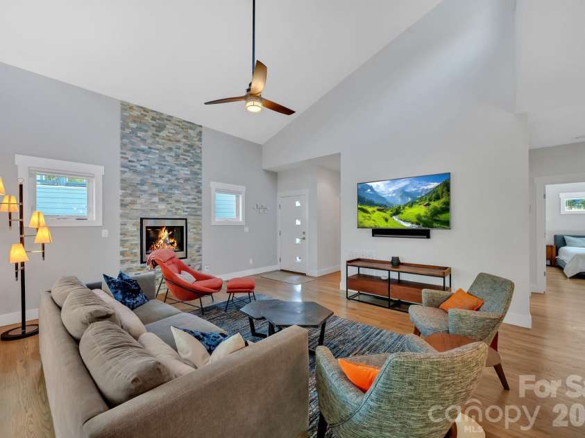 8 Birdhouse Row, Asheville, NC 28801.  MLS# CAR4384690, YatesRealty ID 24438. 