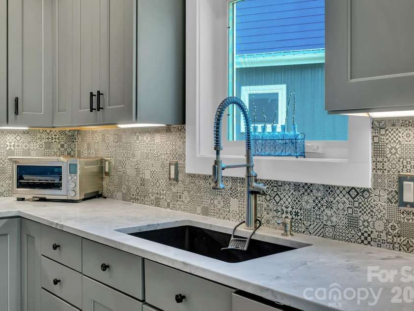 8 Birdhouse Row, Asheville, NC 28801.  MLS# CAR4384690, YatesRealty ID 24438. 