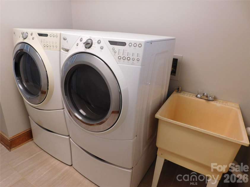 5314 Brookwood Court, Waxhaw, NC 28173.  MLS# CAR4342325, YatesRealty ID 24439. Washer & dryer