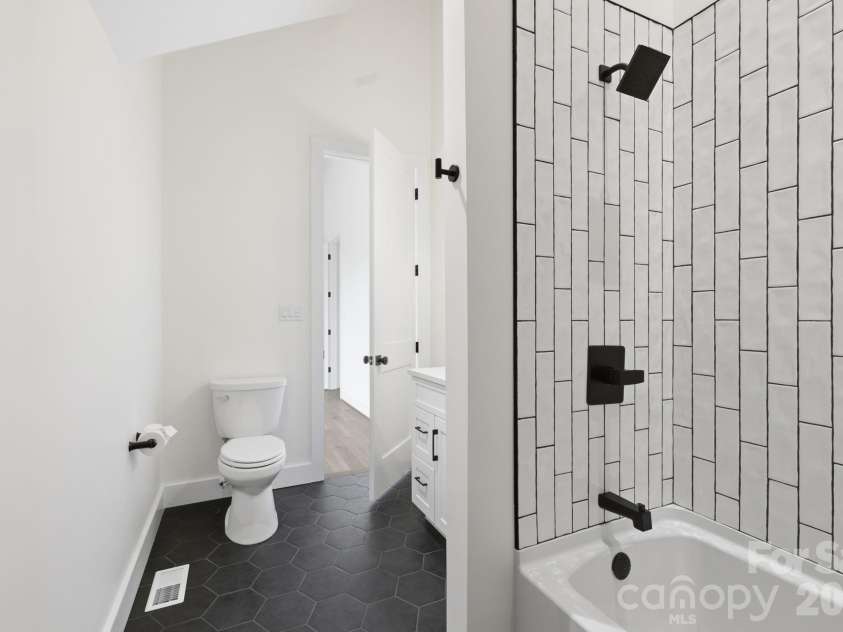 244 Westridge Farm Road, Asheville, NC 28804.  MLS# CAR4371030, YatesRealty ID 24441. Upstairs ensuite bathroom #2
