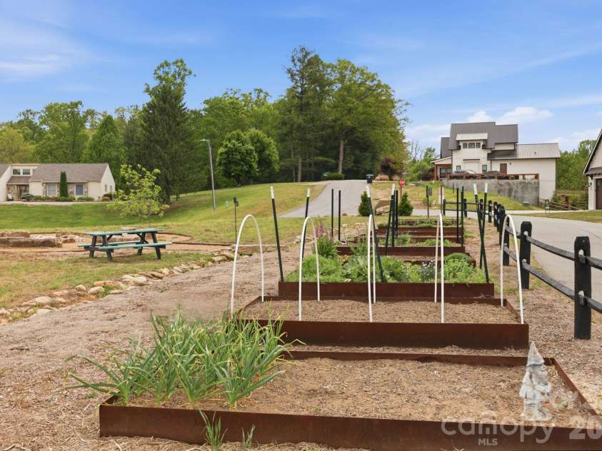 244 Westridge Farm Road, Asheville, NC 28804.  MLS# CAR4371030, YatesRealty ID 24441. Westridge Farm Rd community gardens