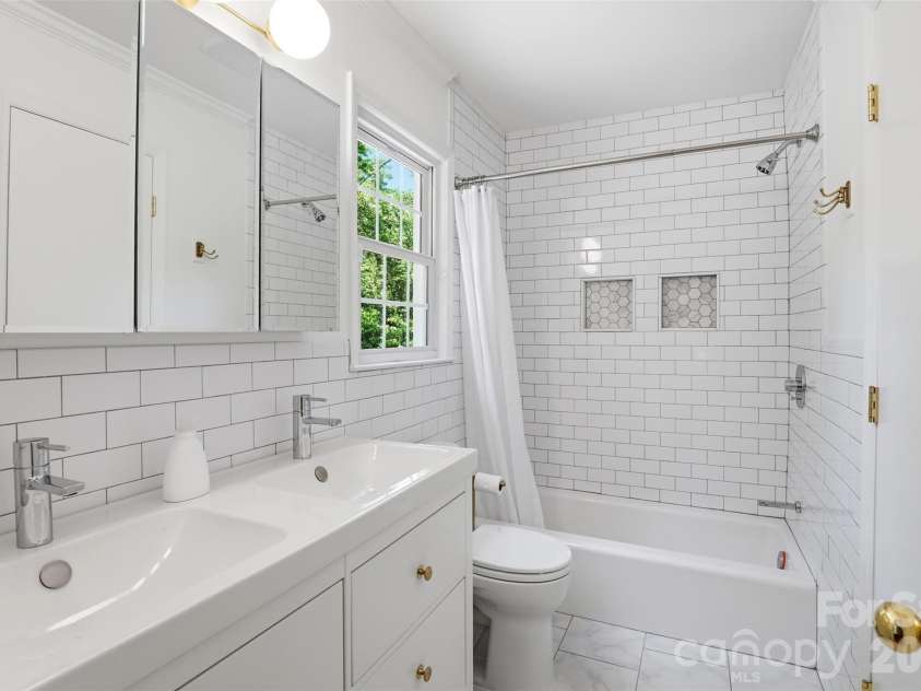 1215 Turnbridge Road, Charlotte, NC 28226.  MLS# CAR4374736, YatesRealty ID 24444. 