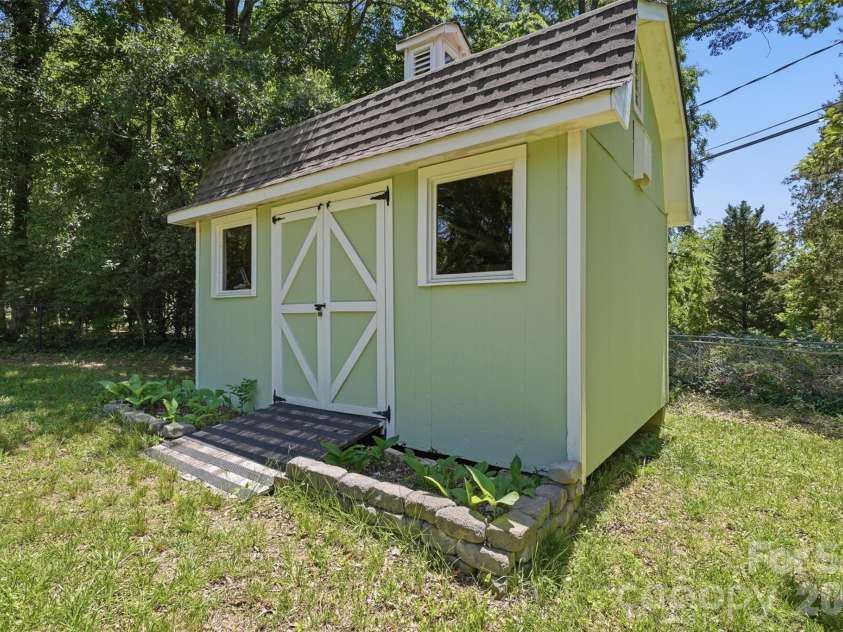 1215 Turnbridge Road, Charlotte, NC 28226.  MLS# CAR4374736, YatesRealty ID 24444. 
