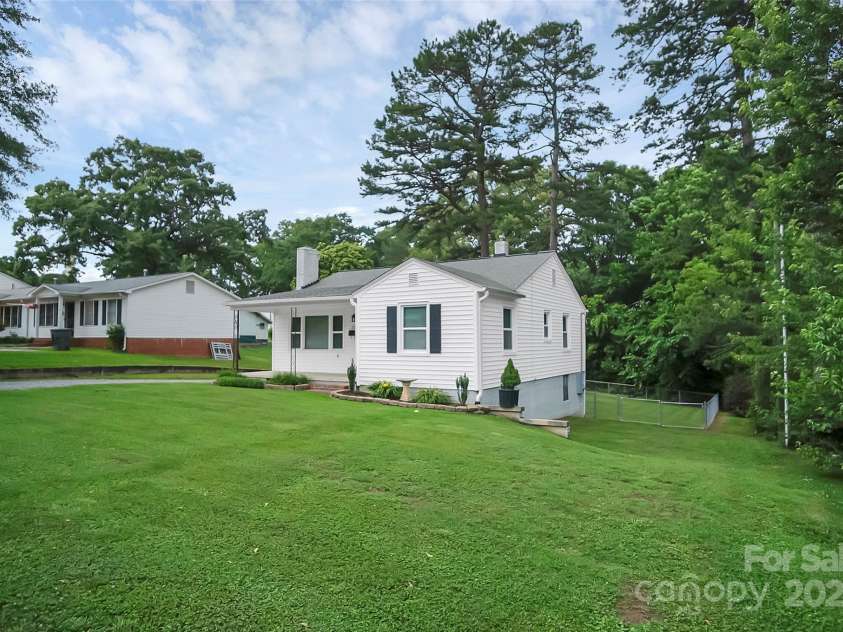 2108 Twin Avenue, Gastonia, NC 28052.  MLS# CAR4265631, YatesRealty ID 24445. 