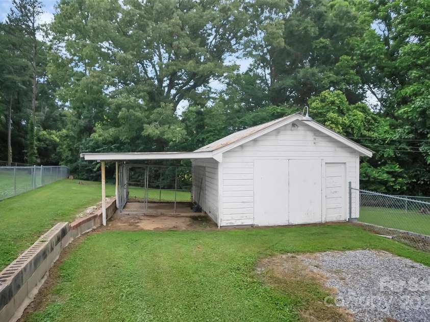 2108 Twin Avenue, Gastonia, NC 28052.  MLS# CAR4265631, YatesRealty ID 24445. 