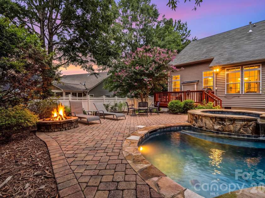 4006 Hickory View Drive, Fort Mill, SC 29707.  MLS# CAR4378829, YatesRealty ID 24445. 