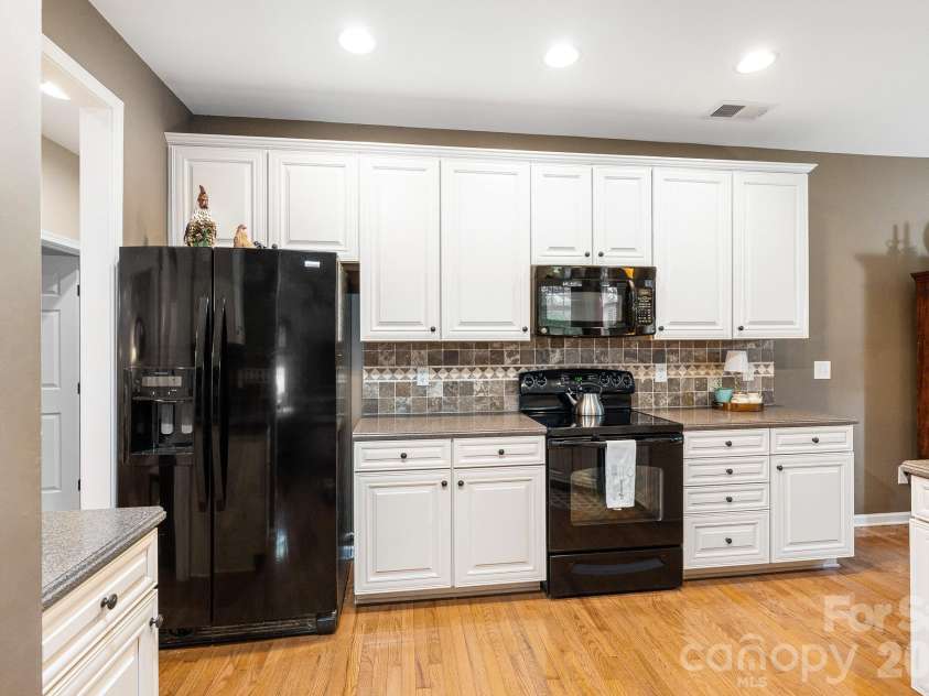 4006 Hickory View Drive, Fort Mill, SC 29707.  MLS# CAR4378829, YatesRealty ID 24445. 