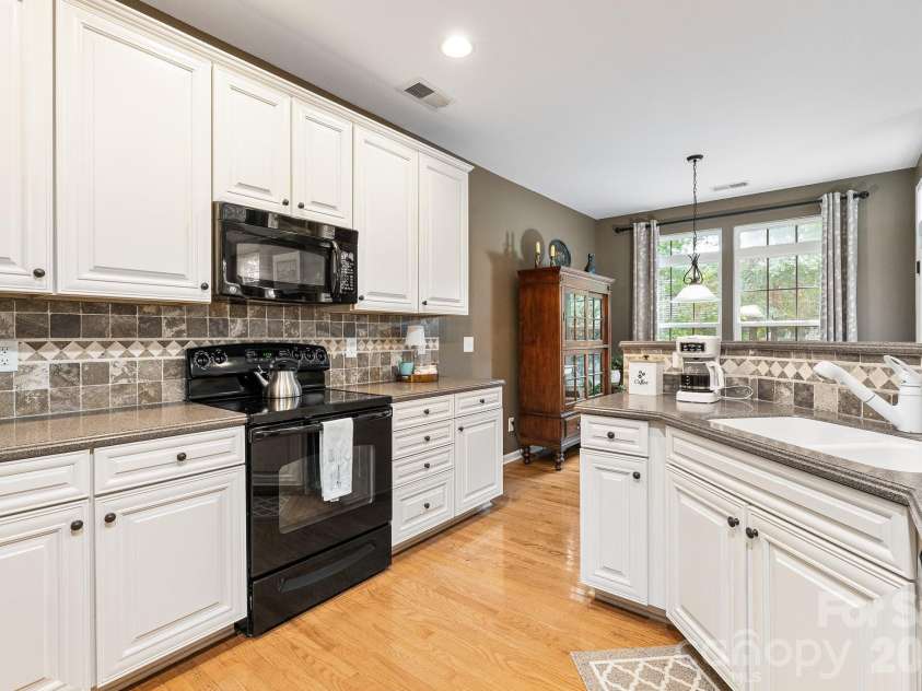 4006 Hickory View Drive, Fort Mill, SC 29707.  MLS# CAR4378829, YatesRealty ID 24445. 