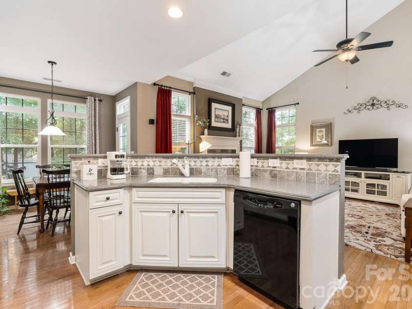 4006 Hickory View Drive, Fort Mill, SC 29707.  MLS# CAR4378829, YatesRealty ID 24445. 