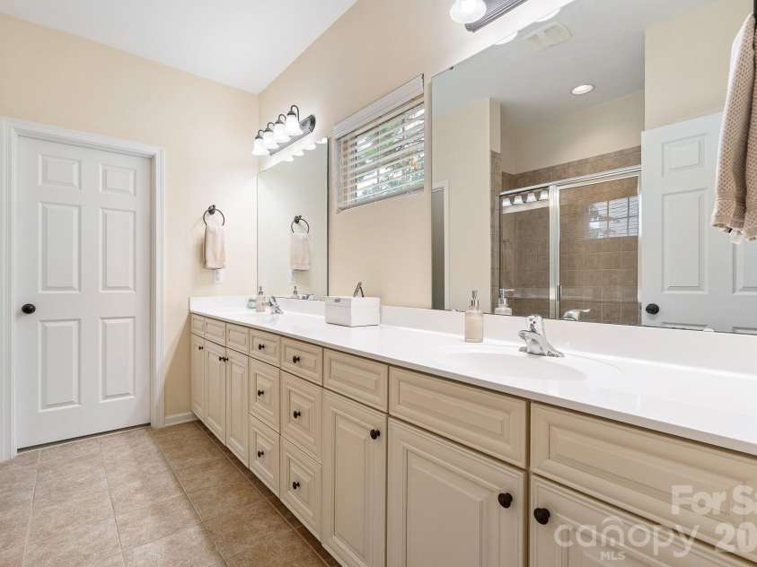 4006 Hickory View Drive, Fort Mill, SC 29707.  MLS# CAR4378829, YatesRealty ID 24445. 