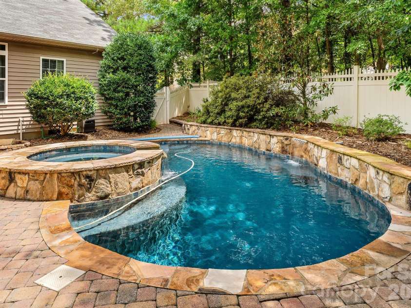 4006 Hickory View Drive, Fort Mill, SC 29707.  MLS# CAR4378829, YatesRealty ID 24445. 