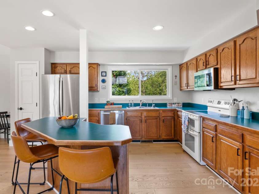 5 Loridon Drive, Weaverville, NC 28787.  MLS# CAR4261598, YatesRealty ID 24446. 