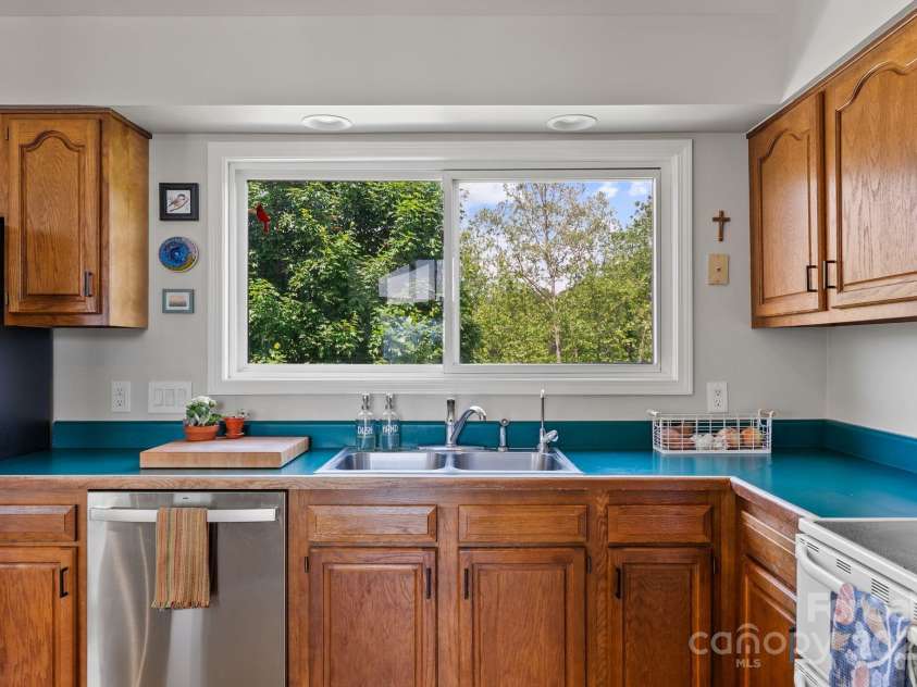 5 Loridon Drive, Weaverville, NC 28787.  MLS# CAR4261598, YatesRealty ID 24446. 