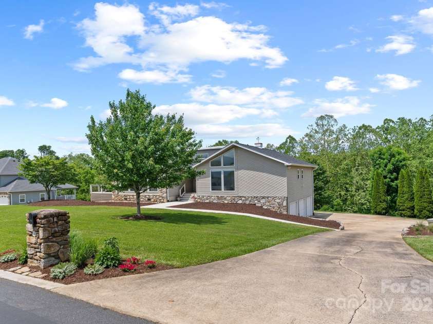 5 Loridon Drive, Weaverville, NC 28787.  MLS# CAR4261598, YatesRealty ID 24446. 