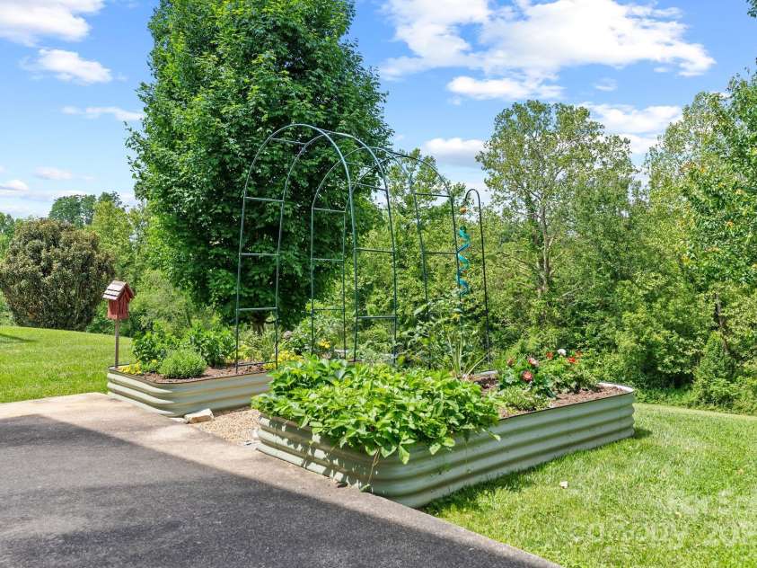 5 Loridon Drive, Weaverville, NC 28787.  MLS# CAR4261598, YatesRealty ID 24446. 