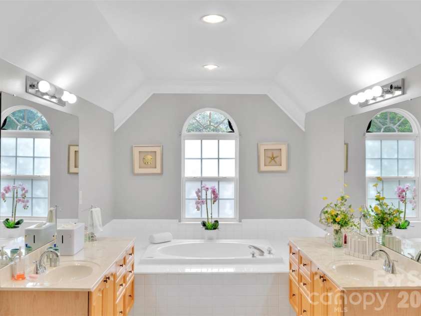 10837 Wilklee Drive, Charlotte, NC 28277.  MLS# CAR4291403, YatesRealty ID 2445. Primary bathroom with dual sinks and sunken tub. Lots of storage space