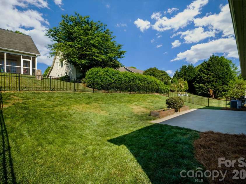 8720 Artesa Mill Lane, Charlotte, NC 28214.  MLS# CAR4349884, YatesRealty ID 24451. 