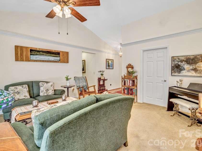 333 Charlestown Drive, Hendersonville, NC 28792.  MLS# CAR4354856, YatesRealty ID 24452. 