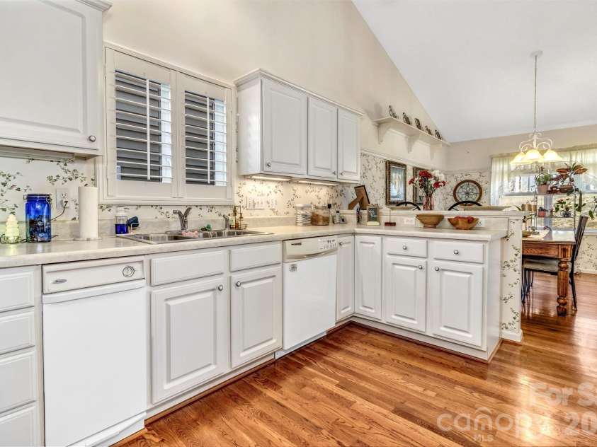 333 Charlestown Drive, Hendersonville, NC 28792.  MLS# CAR4354856, YatesRealty ID 24452. Kitchen w/appliances