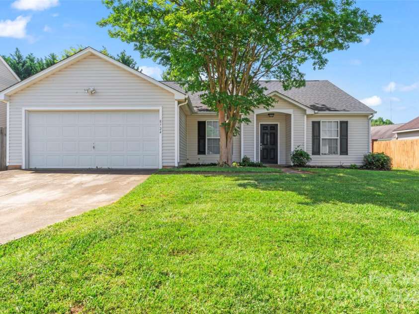 8724 Tweedsmuir Glen Lane, Charlotte, NC 28215.  MLS# CAR4274200, YatesRealty ID 24452. 