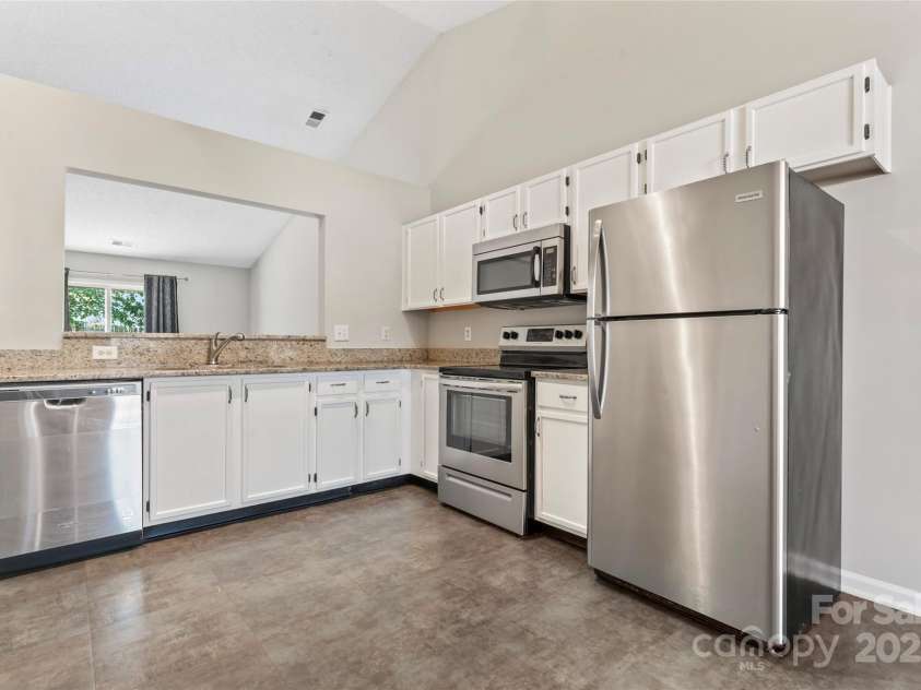 8724 Tweedsmuir Glen Lane, Charlotte, NC 28215.  MLS# CAR4274200, YatesRealty ID 24452. 