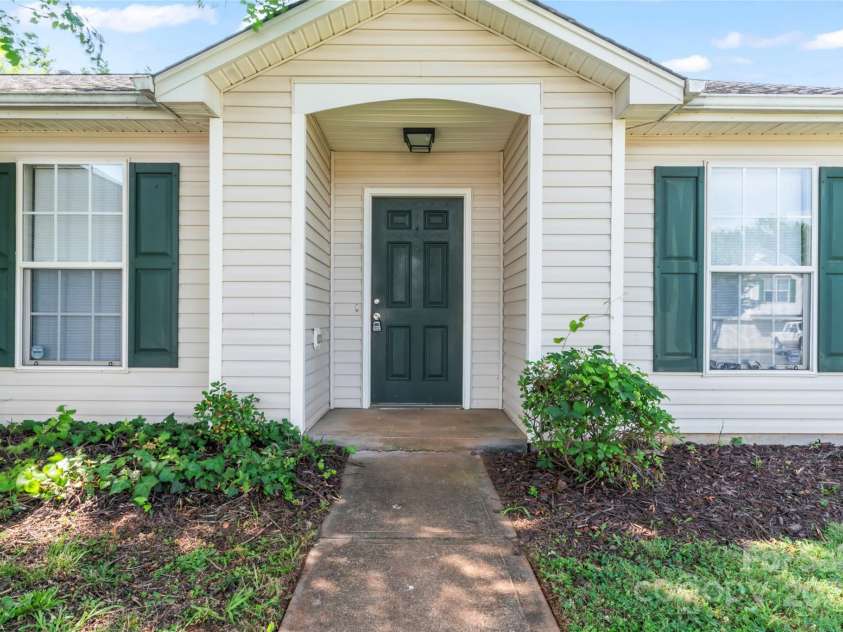 8724 Tweedsmuir Glen Lane, Charlotte, NC 28215.  MLS# CAR4274200, YatesRealty ID 24452. 