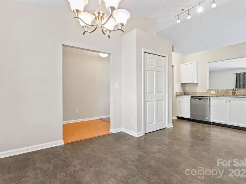8724 Tweedsmuir Glen Lane, Charlotte, NC 28215.  MLS# CAR4274200, YatesRealty ID 24452. 
