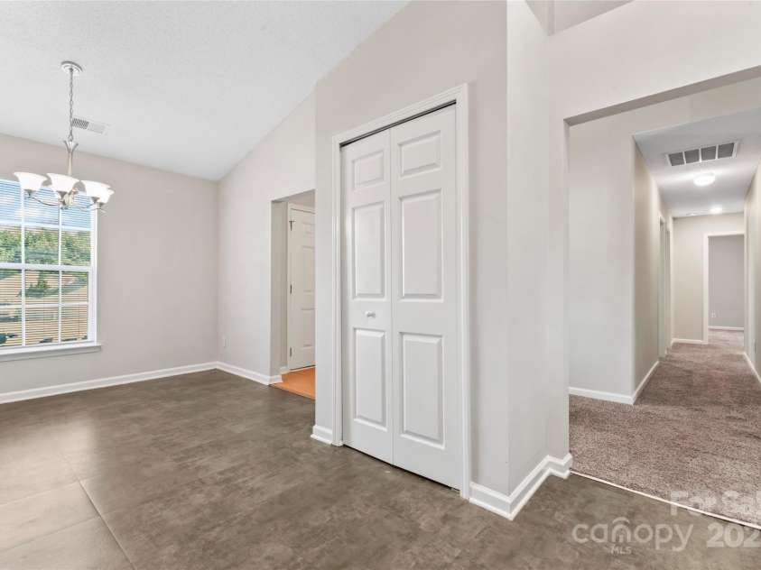8724 Tweedsmuir Glen Lane, Charlotte, NC 28215.  MLS# CAR4274200, YatesRealty ID 24452. 