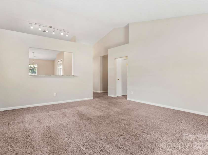 8724 Tweedsmuir Glen Lane, Charlotte, NC 28215.  MLS# CAR4274200, YatesRealty ID 24452. 