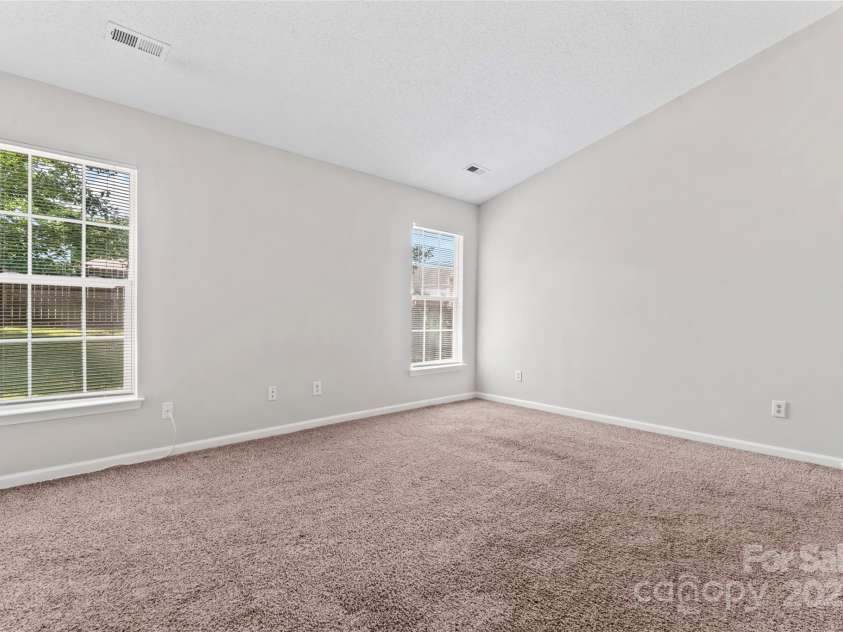 8724 Tweedsmuir Glen Lane, Charlotte, NC 28215.  MLS# CAR4274200, YatesRealty ID 24452. 