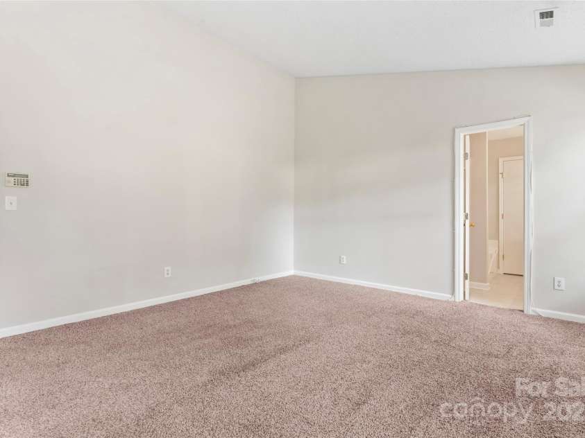 8724 Tweedsmuir Glen Lane, Charlotte, NC 28215.  MLS# CAR4274200, YatesRealty ID 24452. 