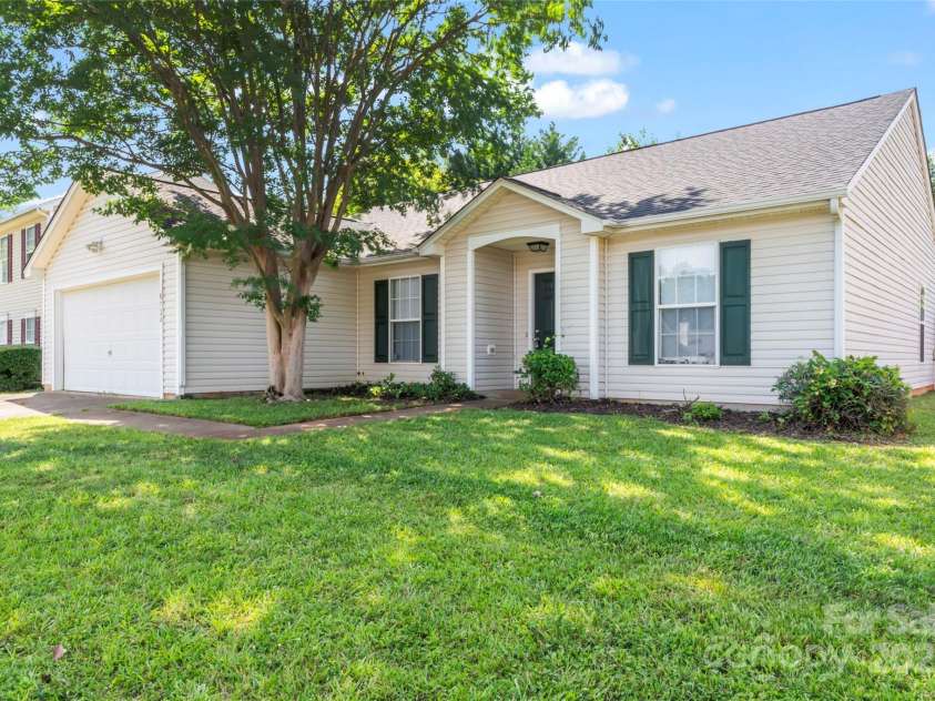 8724 Tweedsmuir Glen Lane, Charlotte, NC 28215.  MLS# CAR4274200, YatesRealty ID 24452. 