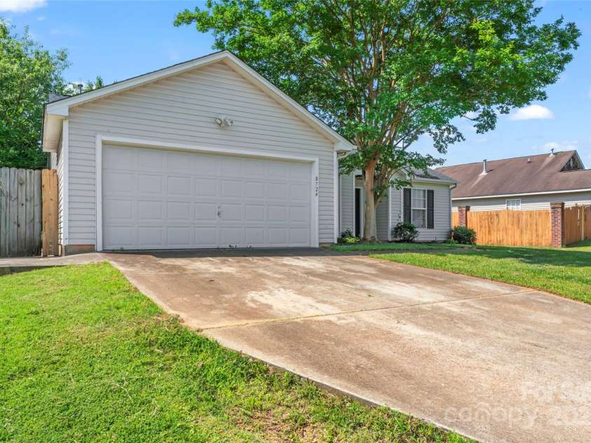 8724 Tweedsmuir Glen Lane, Charlotte, NC 28215.  MLS# CAR4274200, YatesRealty ID 24452. 