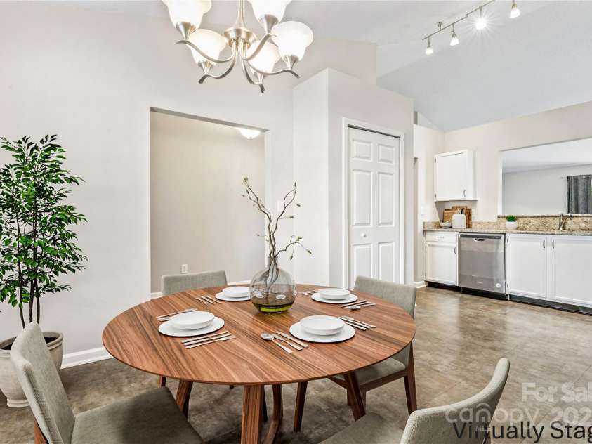 8724 Tweedsmuir Glen Lane, Charlotte, NC 28215.  MLS# CAR4274200, YatesRealty ID 24452. 