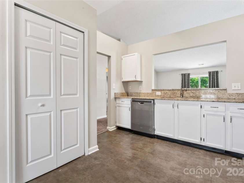 8724 Tweedsmuir Glen Lane, Charlotte, NC 28215.  MLS# CAR4274200, YatesRealty ID 24452. Ample Storage, Counter, and Cabinet Space