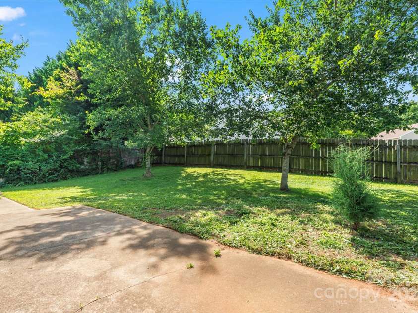 8724 Tweedsmuir Glen Lane, Charlotte, NC 28215.  MLS# CAR4274200, YatesRealty ID 24452. Flat and Private!