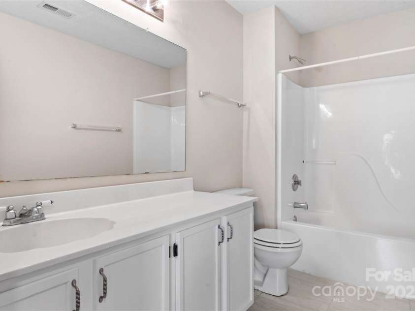 8724 Tweedsmuir Glen Lane, Charlotte, NC 28215.  MLS# CAR4274200, YatesRealty ID 24452. Full Bath in Hallway
